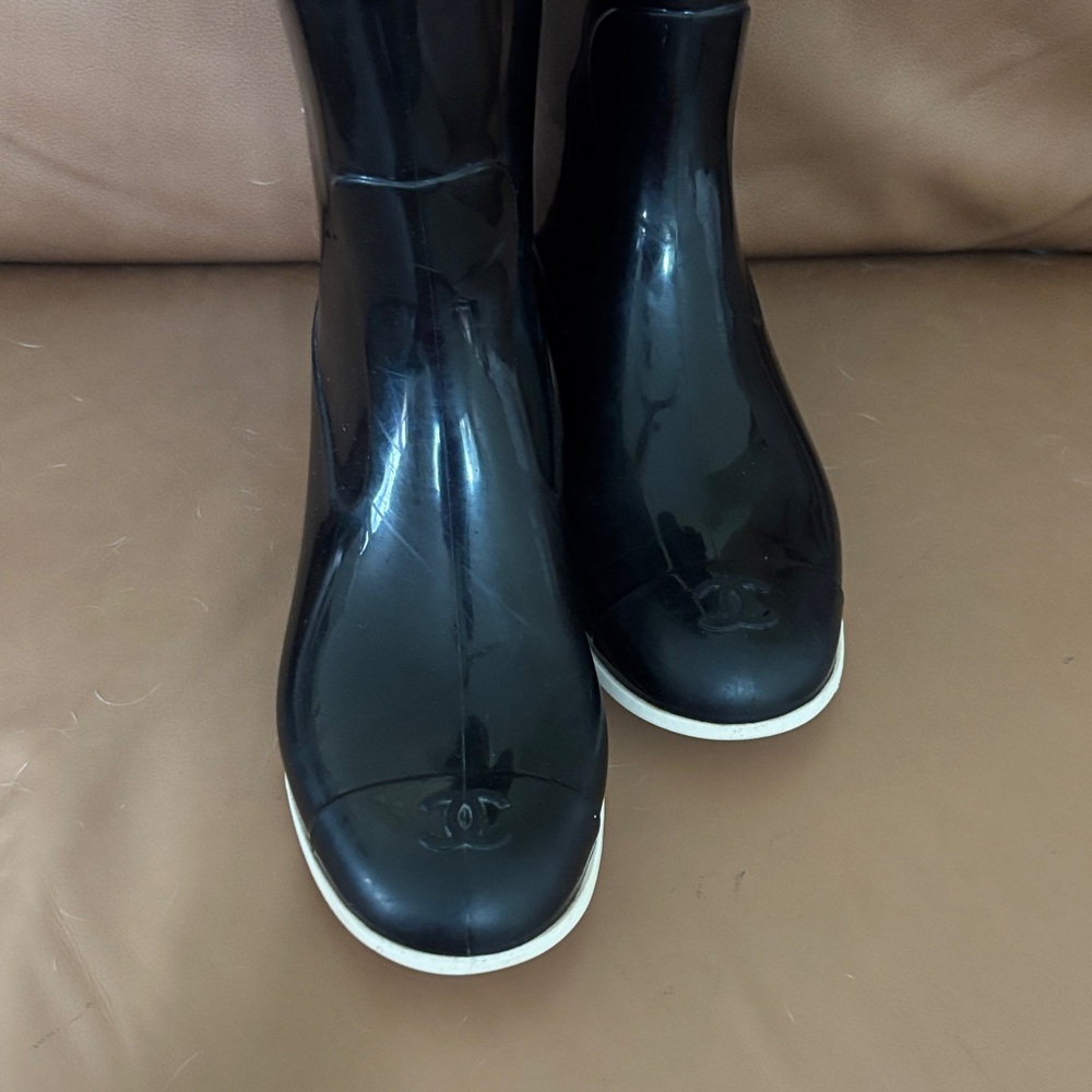 💥🌺🌸CHANEL🌸🌺💥🔥Glossy Black Boots with White Trim